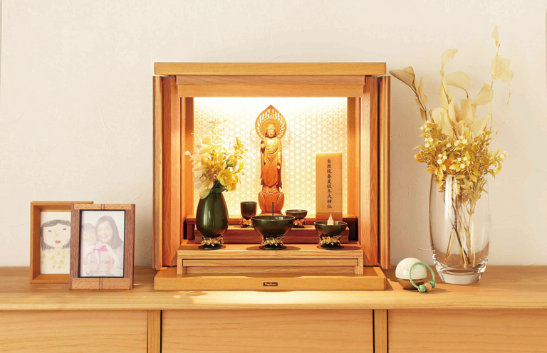 現代仏壇ガラを家具の上に置いたイメージ